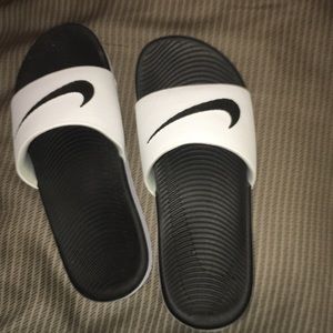 Nike youth slides sz 5Y // women’s sz 7